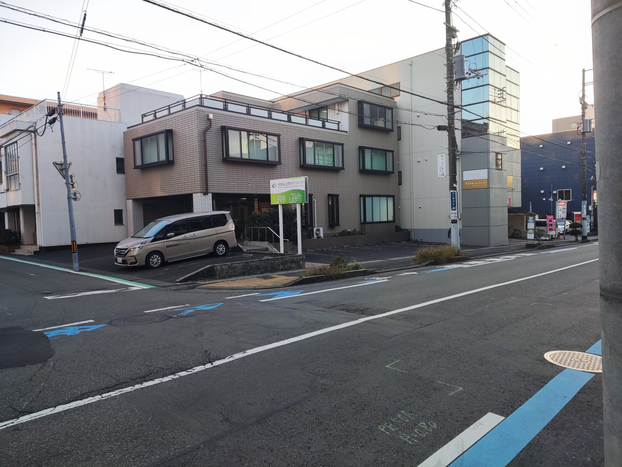 三島駅から徒歩5分です。南口を降り、駅・線路を後ろ手に右方向へ進んでください。しばらく進んだ左への曲がり角のすぐ近くが当院です。緑の看板が目印です。駐車場もございますのでご利用ください。